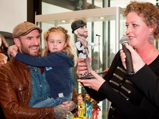 Ben Saunders krijgt zijn beeldje van kunstenares Johanna Veerenhuis bij de opening in februari 2012