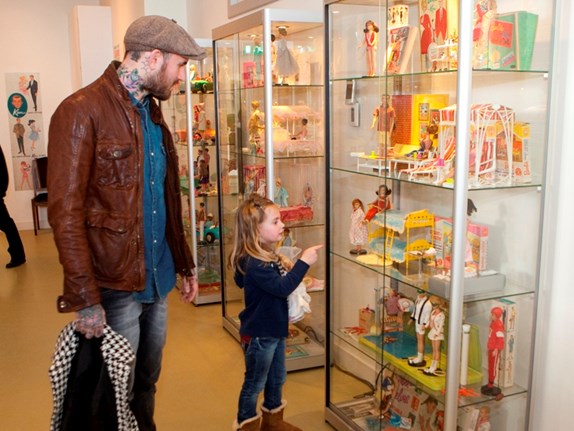 Dochter Stacey liet haar vader nog een zaal vol Barbies zien...